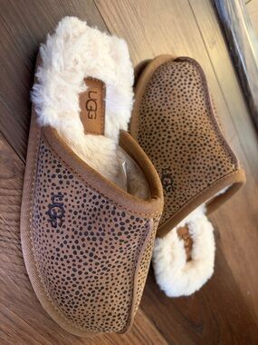 New in box  UGG PEARLE CHEETAH PRINT SUEDE‎ SHEARING LINED SLIPPERS CHESTNUT